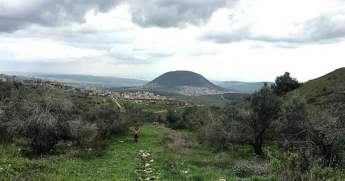 Вид на куполообразную гору Фавор из Назарета
