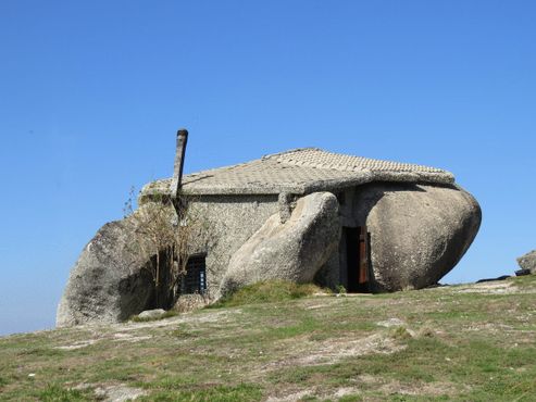 Дом-камень с выведенным дымоходом, вид сбоку