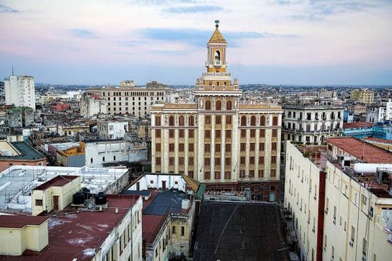 Выделяющееся здание на горизонте Гаваны