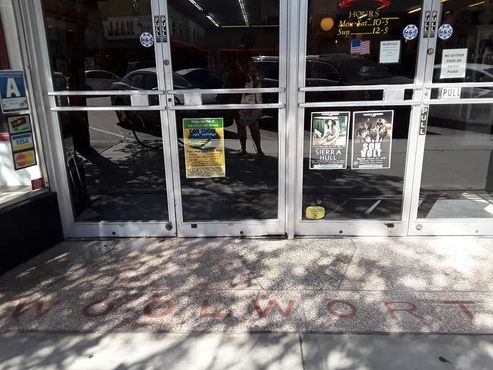 Латунные буквы на тротуаре