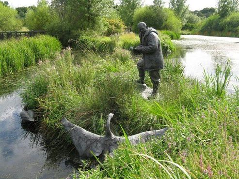 Статуя Питера Скотта, основателя Лондонского центра водно-болотных угодий