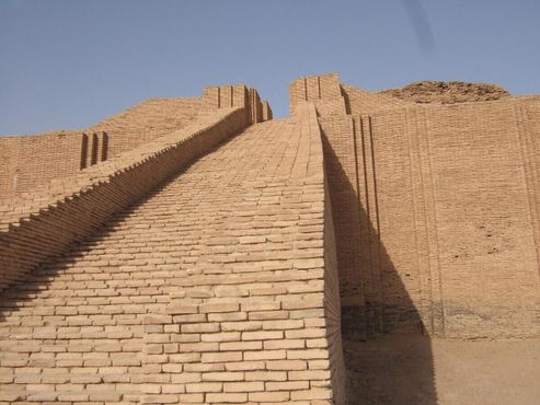 Новое сооружение Саддама Хусейна на руинах Вавилона