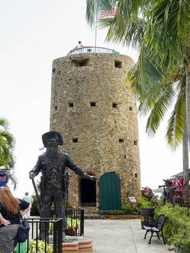 Место окружено статуями пиратов