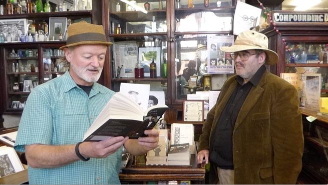 Мэтью Девлен (слева) читает отрывок из серии "Улисс" в аптеке "Суини"