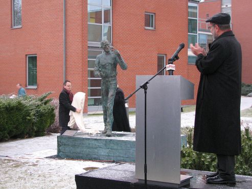 Открытие памятника Стиву Джобсу