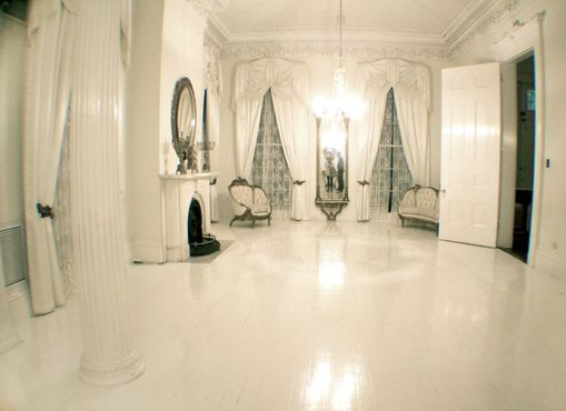 Белый танцевальный зал