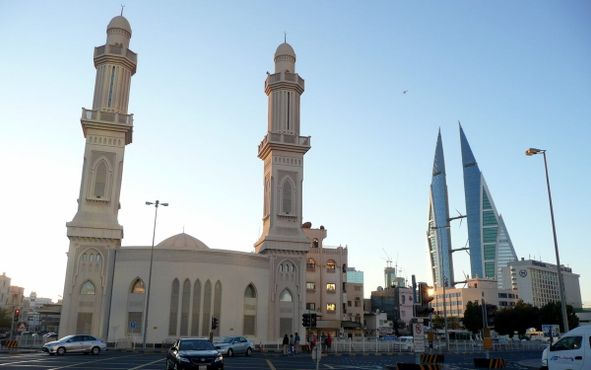 На контрасте: Бахрейнский всемирный торговый центр и мечеть Рас Румман