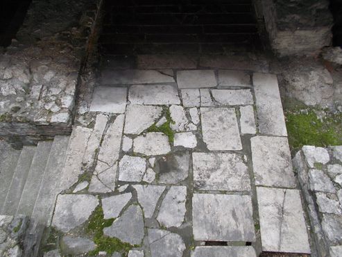 Римские бани, лестница в подземном переходе на площади Флориан