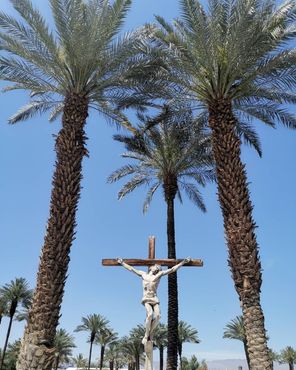 Библейские скульптуры посреди пальм