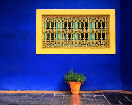 Стены, покрашенные в цвет "синий Мажорель"