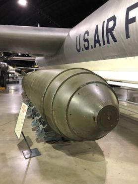 Для перевозки водородной бомбы "Марк 17" требовался такой огромный бомбардировщик, как B-36