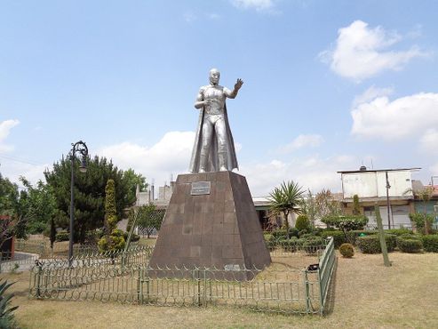 Статуя Эль-Санто, стоящая в нескольких метрах от музея
