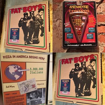 Стены украшены обложками музыкальных альбомов и игрушками 