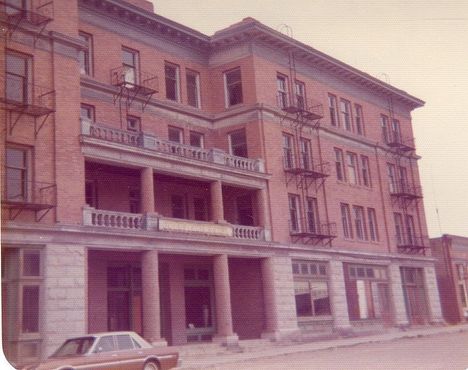 Главный вход в отель "Голдфилд" по Коламбия-стрит, 1976 г.