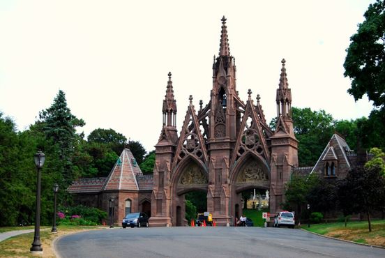 Внушительные готические ворота на кладбище Грин-Вуд