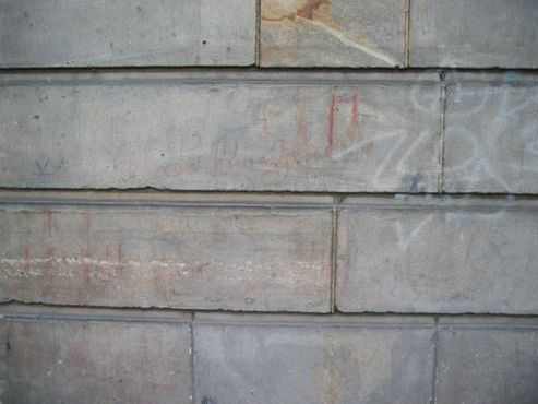 Дом с пятнами крови