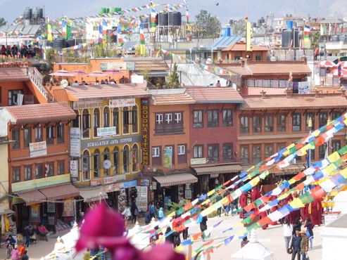 Множество магазинов, ресторанов и кафе окружают ступу Будханатх
