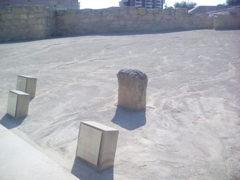 Площадь Римского кладбища. На блоках представлены надписи с надгробий