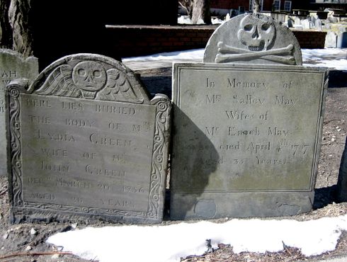 Типичные бостонские могильные камни с крылатой головой смерти