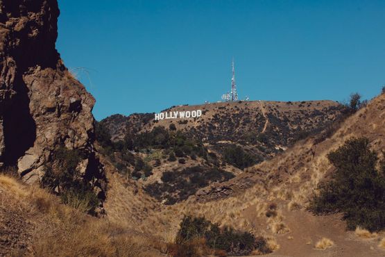 Вид на надпись Hollywood без туристов