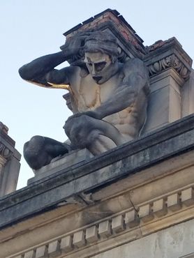 Руины в парке Холлидей