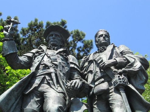 Статуя Дэвида Бэлфура и Алана Брека Стюарта
