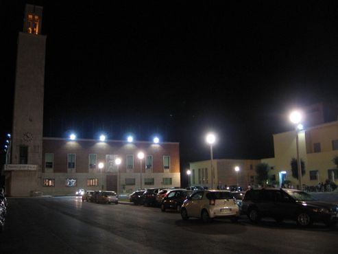Сабаудия. Центральная площадь и здание мэрии вечером