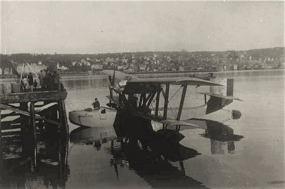 Июнь 1928 года. Амундсен с командой готовятся к отправке из Тромсё в спасательную экспедицию. Больше никого из них не видели