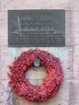 Мемориал погибшим во время переворота 20 июля на здании Бендлер-блока