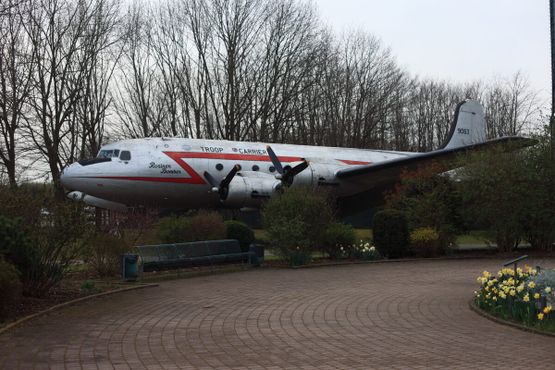 C-54 возле памятника воздушному мосту, авиабаза Рейн-Майн