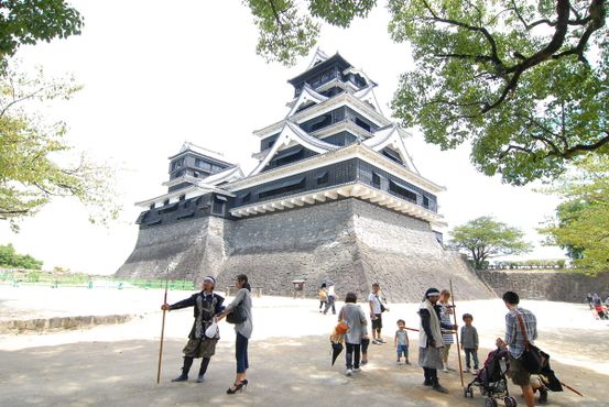 Вид на замок с волонтерами-доцентами в одеждах самураев