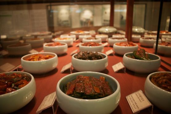 Различные виды кимчи в музее