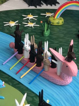 Летом 2019 года Страна кроликов оккупировала "Окно чудес", представив мини-модель Портленда с достопримечательностями и огромным количеством ушастых существ