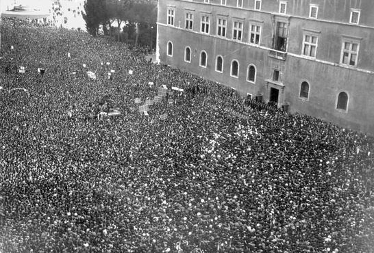 Толпа на площади 1940 года