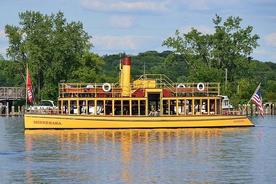 Бывший водный трамвай «Миннехаха», пришвартованный в Эксельсиоре