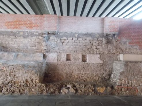 Римские бани, стена в подземном переходе площади Флориан