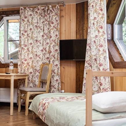 Кемпинги, Гостиницы 3*, Гостиницы 4*, Коттедж, Юрта, Палатка