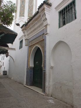 Вход в мечеть Баша