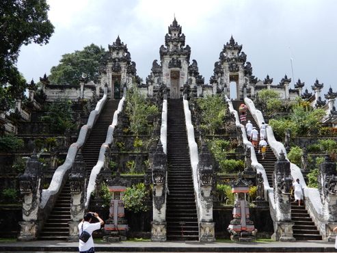 К первому храму комплекса ведут три лестницы в форме змей