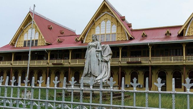 Статуя королевы Виктории перед зданием Верховного суда в Джорджтауне, Гайана