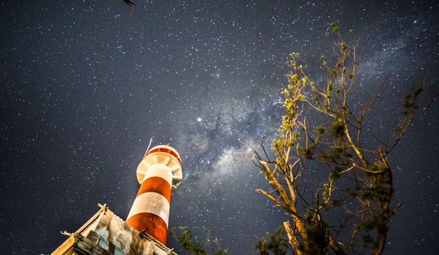 Маяк Макути на фоне чистого ночного неба