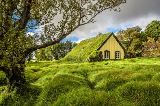Самая молодая исландская церковь с травяной крышей