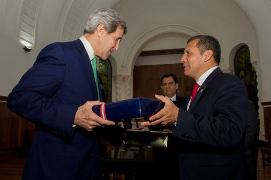 Госсекретарь Дж. Керри обменивается подарками с президентом Перу О. Умалой