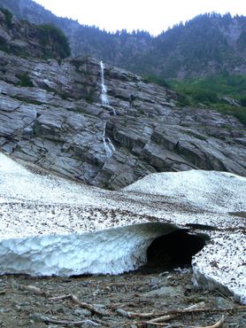 Гора Биг Фор возвышается почти на 2 км над ледяными пещерами. Удивительное место