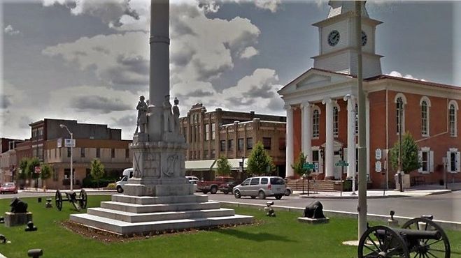 Памятник на площади в центре Льюистауна. Позади старое здание суда
