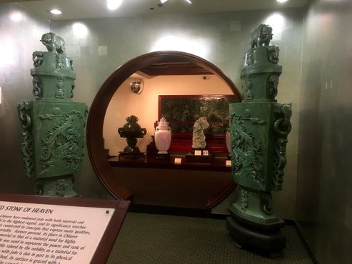 Вход в галерею с резными нефритовыми вазами по обе стороны от китайских лунных ворот