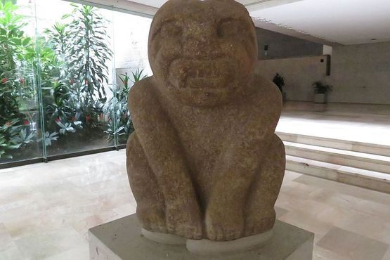Скульптура, изображающая человека-ягуара. Ольмеки поклонялись этим мифическим существам