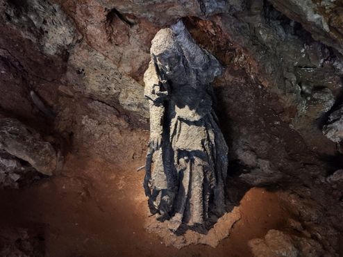 Статуя в пещере матушки Шиптон