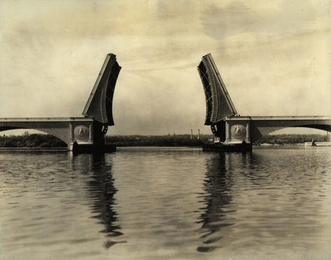 Старинная фотография разведенного моста