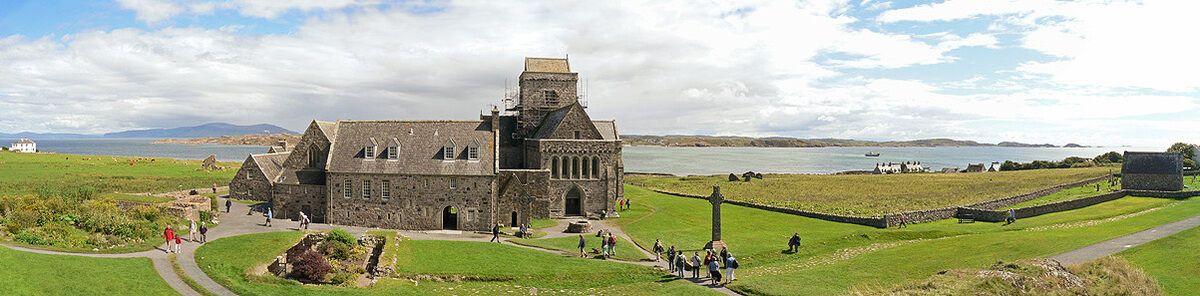 Панорамный вид на аббатство Айона 